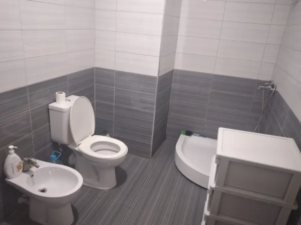 Tirane, jepet me qera apartament 1+1 Kati 2, 65 m² 