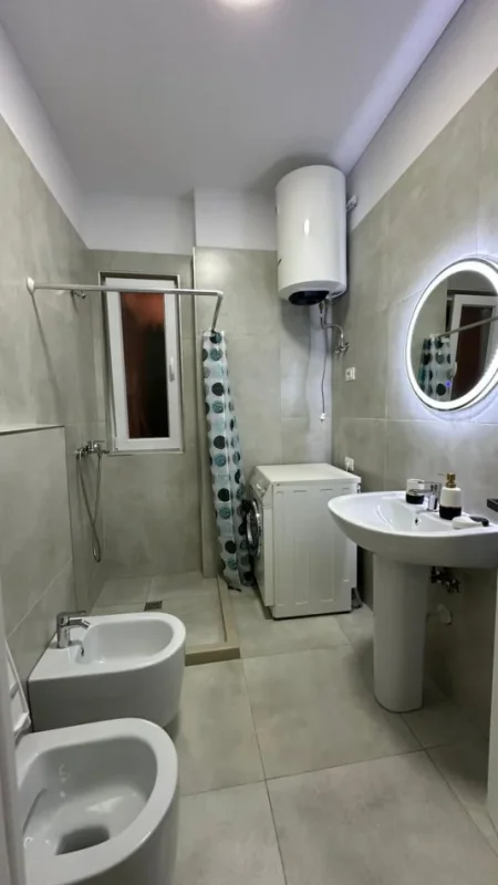 Tirane, jepet me qera apartament 1+1 Kati 3, 65 m² 550 € (Post Parkimi Rruga 5 Maji)