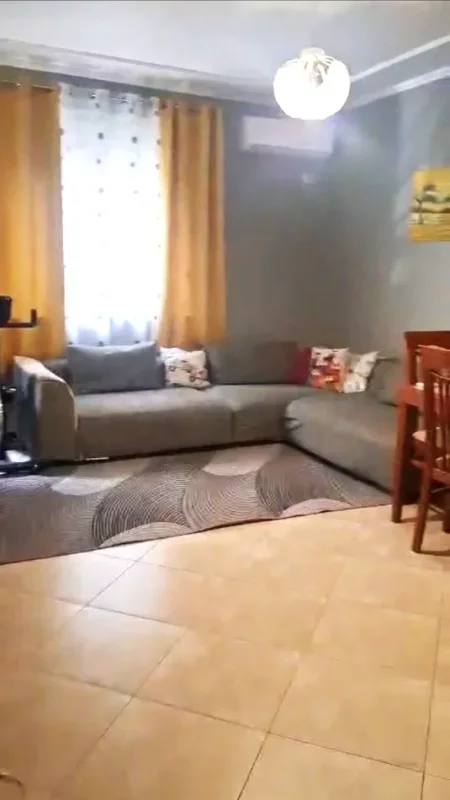 Tirane, jepet me qera apartament 2+1+Ballkon Kati 2, 112 m² 600 € (Liqeni i Thate/Rruga Hamdi Sina)