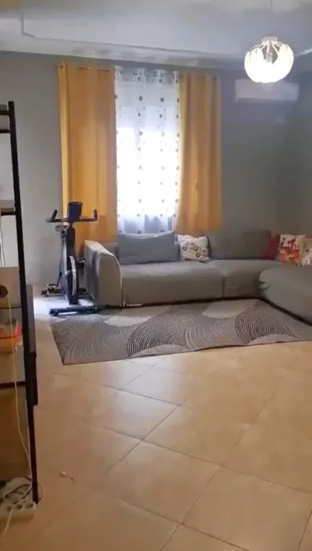 Tirane, jepet me qera apartament 2+1+Ballkon Kati 2, 112 m² 600 € (Liqeni i Thate/Rruga Hamdi Sina)