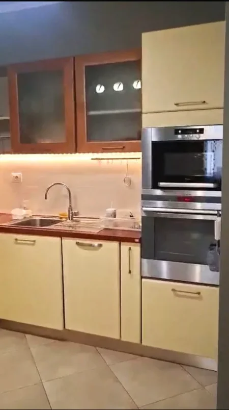 Tirane, jepet me qera apartament 2+1+Ballkon Kati 2, 112 m² 600 € (Liqeni i Thate/Rruga Hamdi Sina)