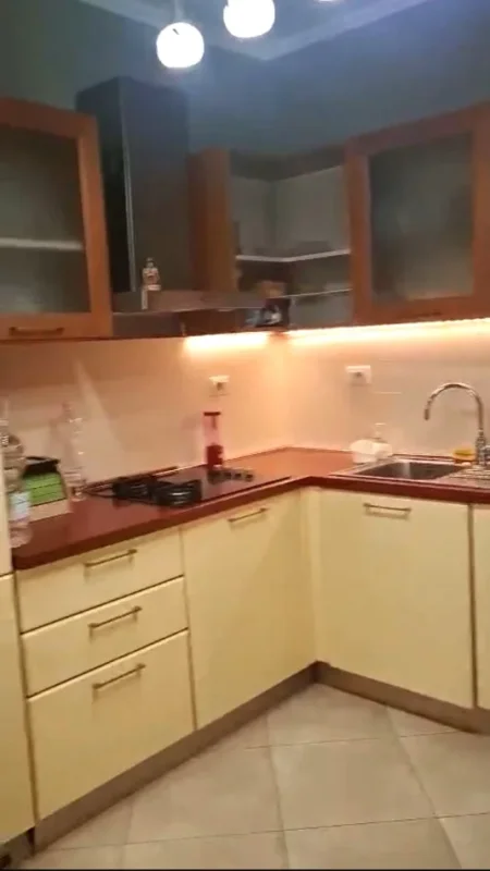 Tirane, jepet me qera apartament 2+1+Ballkon Kati 2, 112 m² 600 € (Liqeni i Thate/Rruga Hamdi Sina)