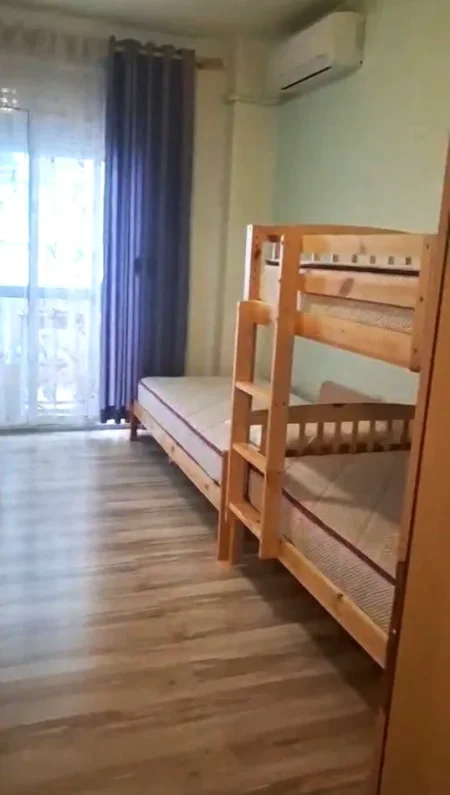 Tirane, jepet me qera apartament 2+1+Ballkon Kati 2, 112 m² 600 € (Liqeni i Thate/Rruga Hamdi Sina)