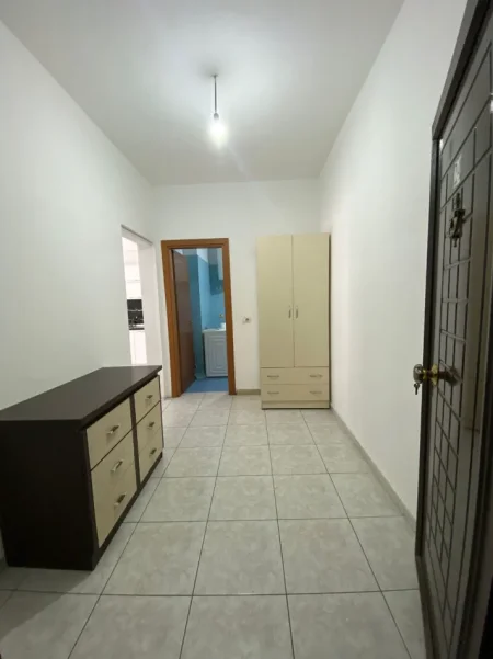 Tirane, jepet me qera apartament 1+1 Kati 4, 80 m² 330 € (Pallatet e verdha)