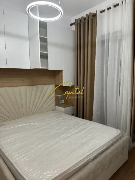 Tirane, jepet me qera apartament 1+1 Kati 3, 50 m² 420 € (ALI DEMI)