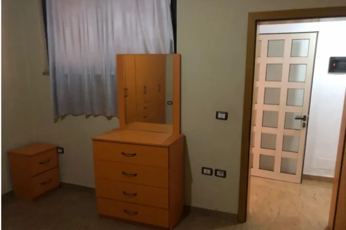 Tirane, jepet me qera shtepi 1+1 Kati 1, 65 m² 300 € (Shkolla e Bashkuar)