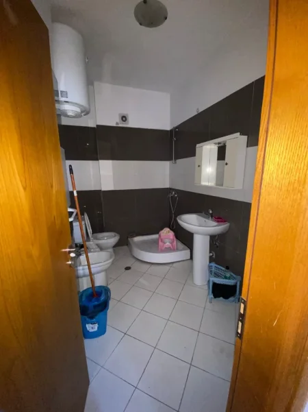 Tirane, jepet me qera apartament 2+1+Ballkon Kati 5, 120 m² 500 € 