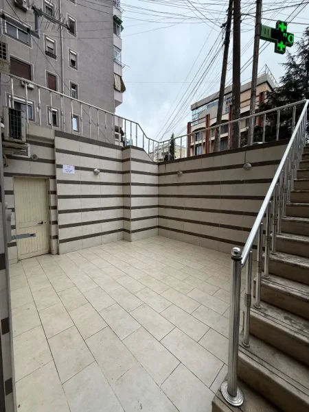 Tirane, shes ambjent biznesi Kati 0, 130 m² (Stacioni i fundit i Tiranes se Re)