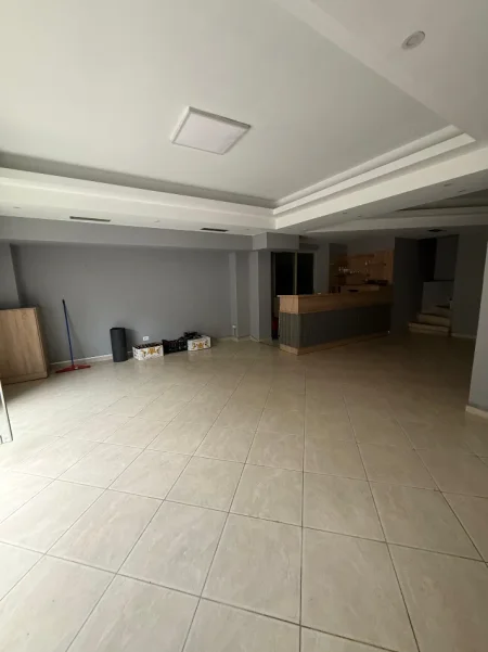 Tirane, shes ambjent biznesi Kati 0, 130 m² (Stacioni i fundit i Tiranes se Re)
