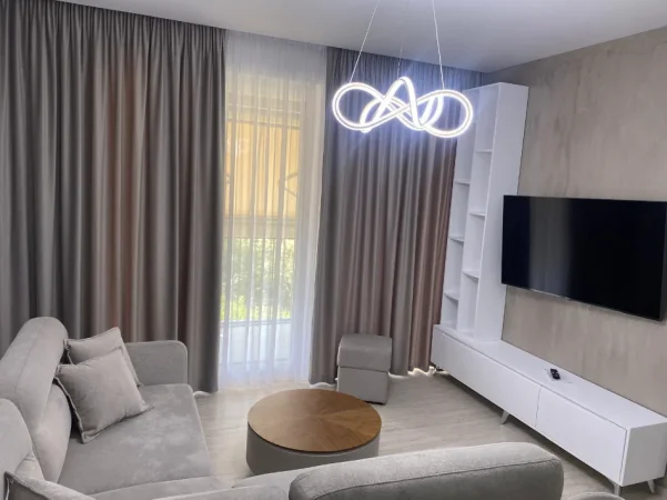 Tirane, jepet me qera apartament 3+1 , 1.450 € (liqeni i thate)