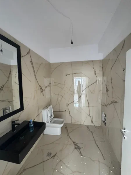 Tirane, jepet me qera ambjent biznesi Kati 0, 85 m² 500 € (mangalem 21)