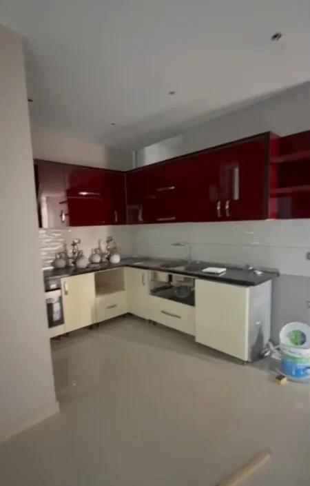 Tirane, jepet me qera apartament 1+1 Kati 2, 40 m² 300 € (Rruga 5 Maji)