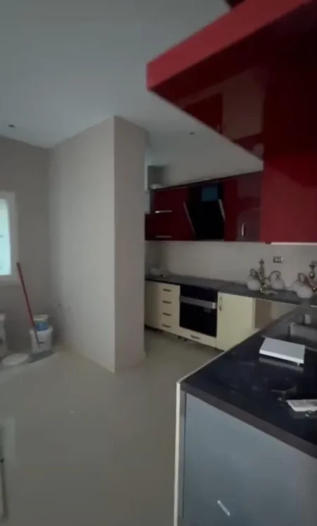 Tirane, jepet me qera apartament 1+1 Kati 2, 40 m² 300 € (Rruga 5 Maji)