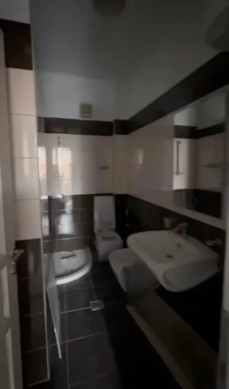 Tirane, jepet me qera apartament 1+1 Kati 2, 40 m² 300 € (Rruga 5 Maji)