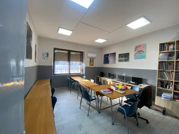 Tirane, jepet me qera ambjent biznesi Kati 3, 100 m² 780 € (RRUGA SAMI FRASHERI, LSI)