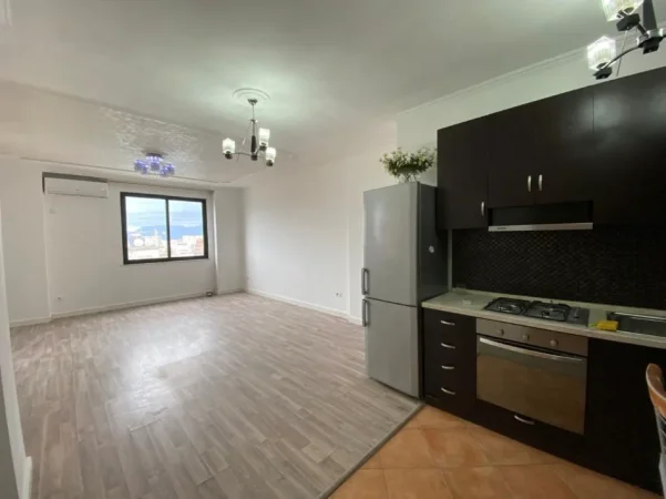 Tirane, jepet me qera zyre Kati 11, 145 m² 1.400 € (ISH EKSPOZITA)