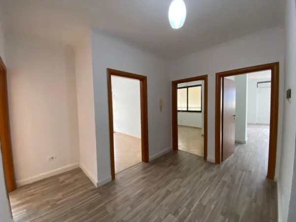 Tirane, jepet me qera zyre Kati 11, 145 m² 1.400 € (ISH EKSPOZITA)