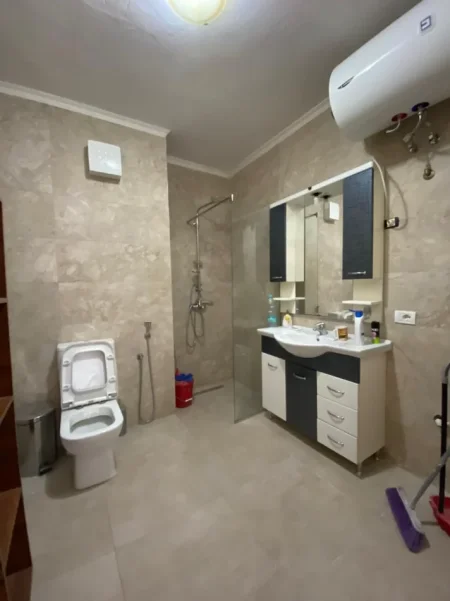 Tirane, jepet me qera zyre Kati 11, 145 m² 1.400 € (ISH EKSPOZITA)