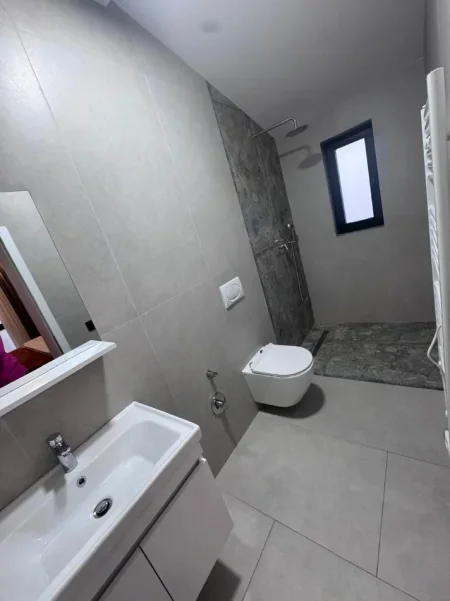 Tirane, jepet me qera apartament 2+1+Ballkon Kati 3, 118 m² (Rruga Bruzi, Laprake)