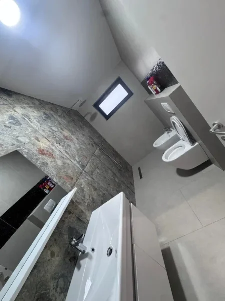 Tirane, jepet me qera apartament 2+1+Ballkon Kati 3, 118 m² (Rruga Bruzi, Laprake)