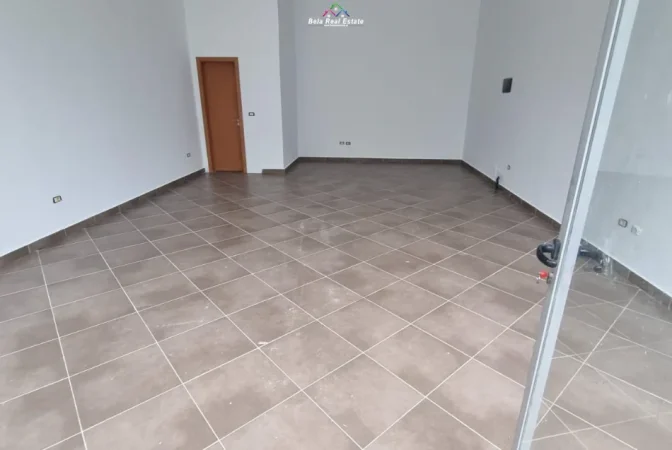 Tirane, jepet me qera dyqan Kati 0, 49 m² 420 € (sokrat miho)