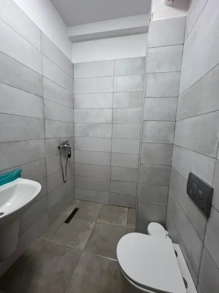 Tirane, jepet me qera apartament 1+1+Ballkon Kati 2, 60 m² 550 € (Kompleksi Henke)