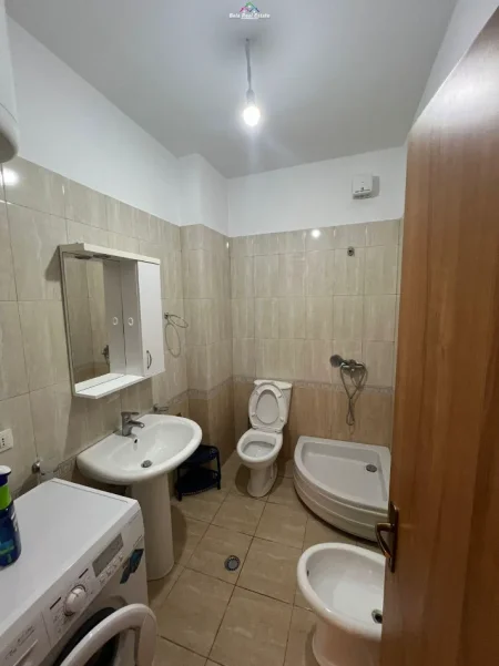 Tirane, jepet me qera apartament 1+1+Ballkon Kati 4, 77 m² 470 € (KODRA E DIELLIT)