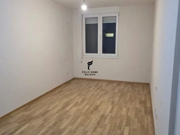 Tirane, jepet me qera zyre Kati 1, 105 m² 700 € (21 DHJETORI)