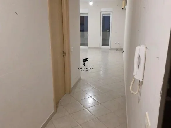 Tirane, jepet me qera zyre Kati 1, 105 m² 700 € (21 DHJETORI)