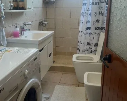 Tirane, jepet me qera apartament 1+1 Kati 3, 57 m² 500 € (globe , ish parku i autobusave)