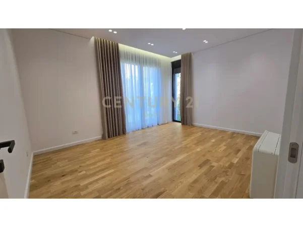 Tirane, jepet me qera Vile 3 Katshe Kati 3, 585 m² 