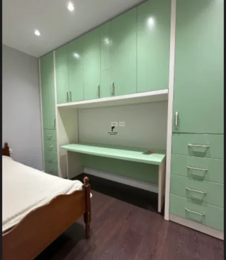 Tirane, jepet me qera apartament 1+1 Kati 1, 65 m² 400 € (YZBERISHT)