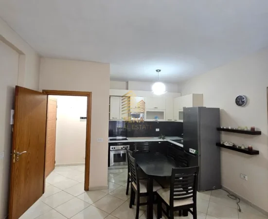 Tirane, jepet me qera apartament 2+1+Ballkon Kati 5, 102 m² 500 € (Yzberisht)
