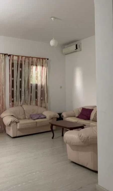 Tirane, jepet me qera apartament 3+1 Kati 3, 170 m² 550 € (Ish Tregu Elektrik)