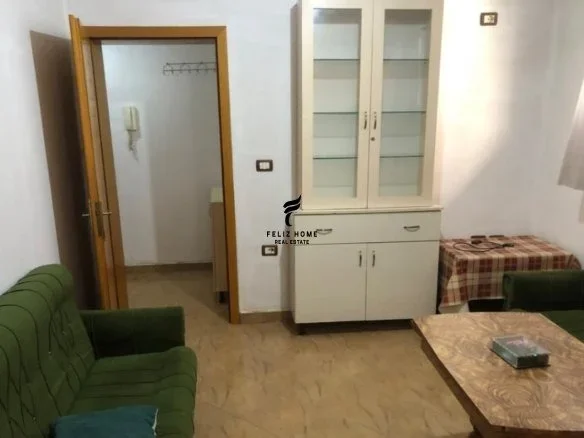 Tirane, jepet me qera apartament 1+1 Kati 1, 65 m² 300 € (SHKOLLA E BASHKUAR)