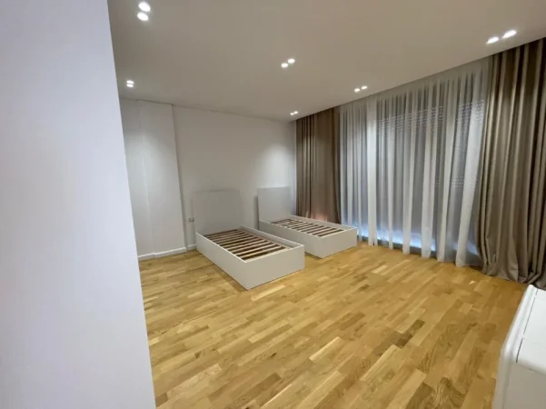 Tirane, jepet me qera Vile 3 Katshe Kati 0, 345 m² 3.300 € (TEG)