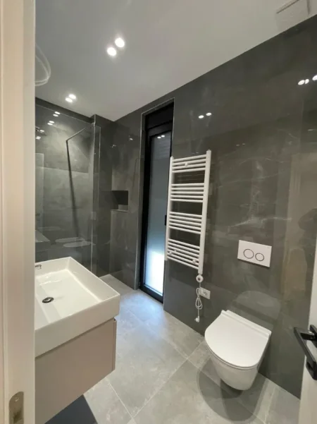 Tirane, jepet me qera Vile 3 Katshe Kati 0, 345 m² 3.300 € (TEG)