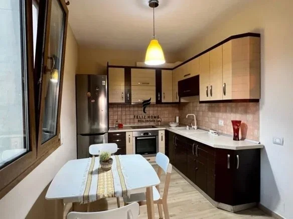 Tirane, jepet me qera apartament 1+1 Kati 8, 75 m² 850 € (MYSLYM SHYRI)