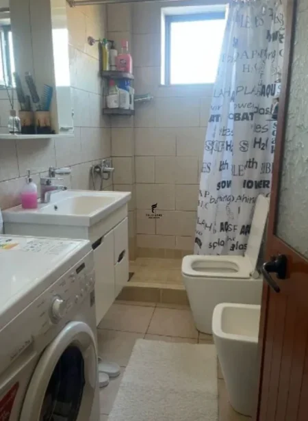 Tirane, jepet me qera apartament 1+1 Kati 3, 65 m² 500 € (21 DHJETORI)