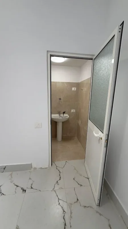 Tirane, shitet dyqan Kati 0, 38 m² 195.000 € (RRUGA E DURRESIT)