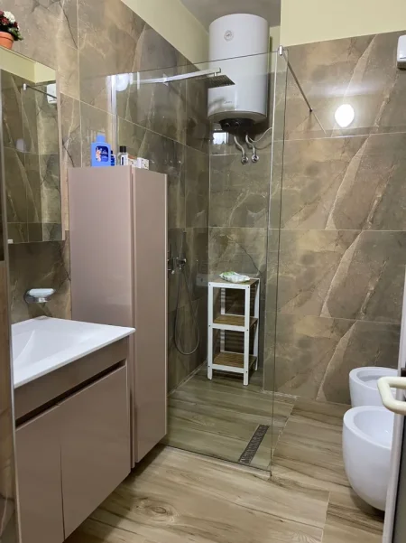 Jepet me Qera Apartament 2+1 ne Selite , 700 Eur