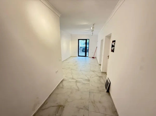 Tirane, jepet me qera dyqan Kati 0, 70 m² 2.000 € (Rruga Hoxha Tahsin)