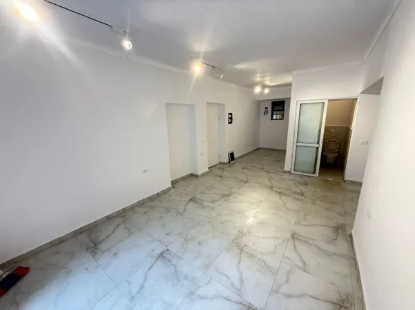 Tirane, jepet me qera dyqan Kati 0, 70 m² 2.000 € (Rruga Hoxha Tahsin)
