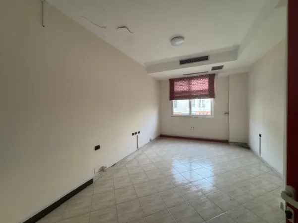 Tirane, shitet ambjent biznesi Kati 1, 137 m² 270.000 € (Mine Peza, prane Prokurorise)