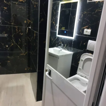 Tirane, jepet me qera apartament 1+1 Kati 1, 30 m² 250 € (Rruga Arben Broci)
