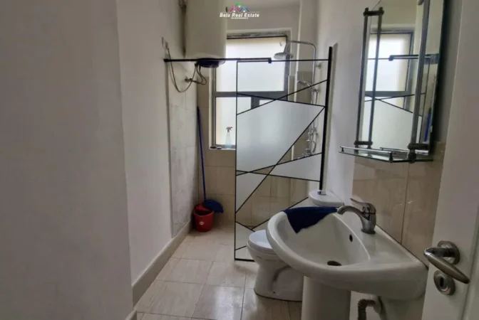 Tirane, jepet me qera apartament 2+1 Kati 4, 80 m² 620 € (Rruga Muhamet Gjollesha)