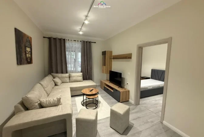 Tirane, jepet me qera apartament 2+1 Kati 1, 80 m² 850 € (Bllok)