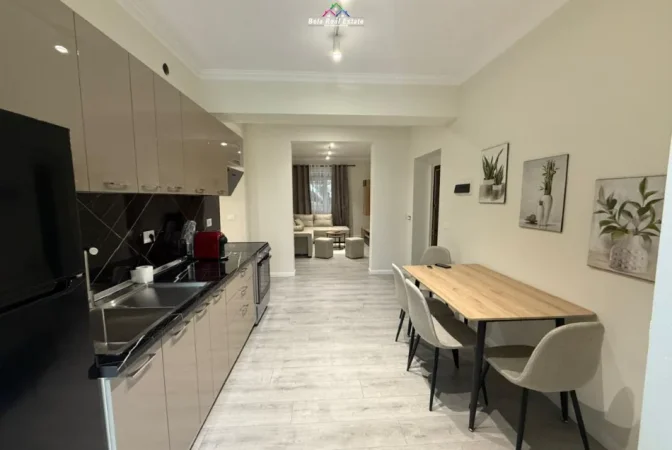 Tirane, jepet me qera apartament 2+1 Kati 1, 80 m² 850 € (Bllok)