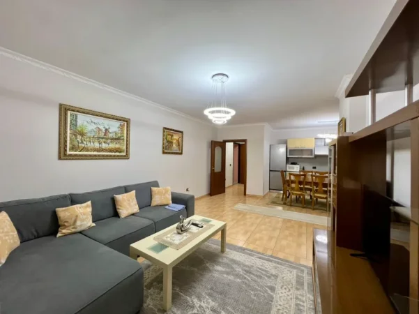 Tirane, jepet me qera apartament 2+1+Ballkon Kati 5, 130 m² 800 € (Rruga e Kavajes)