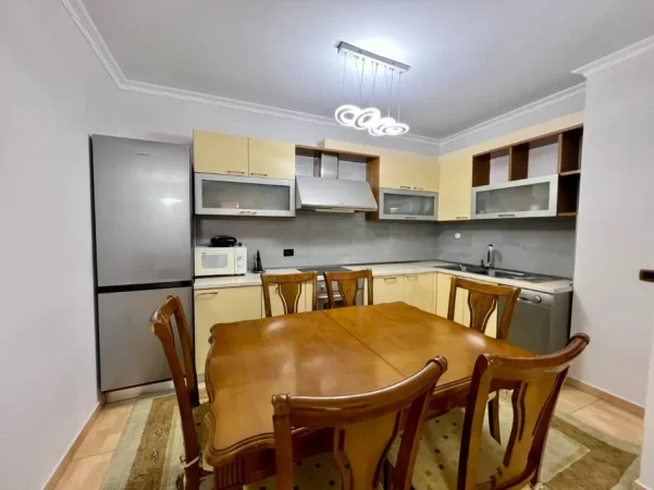 Tirane, jepet me qera apartament 2+1+Ballkon Kati 5, 130 m² 800 € (Rruga e Kavajes)